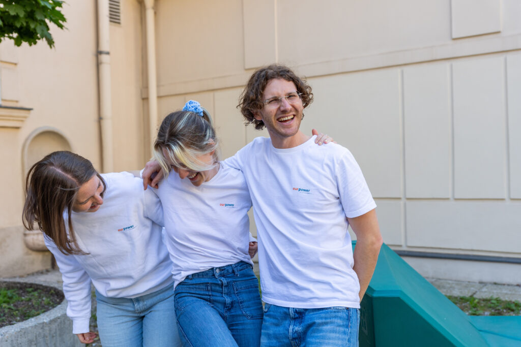 Natascha, Paula und Nepomuk lachend